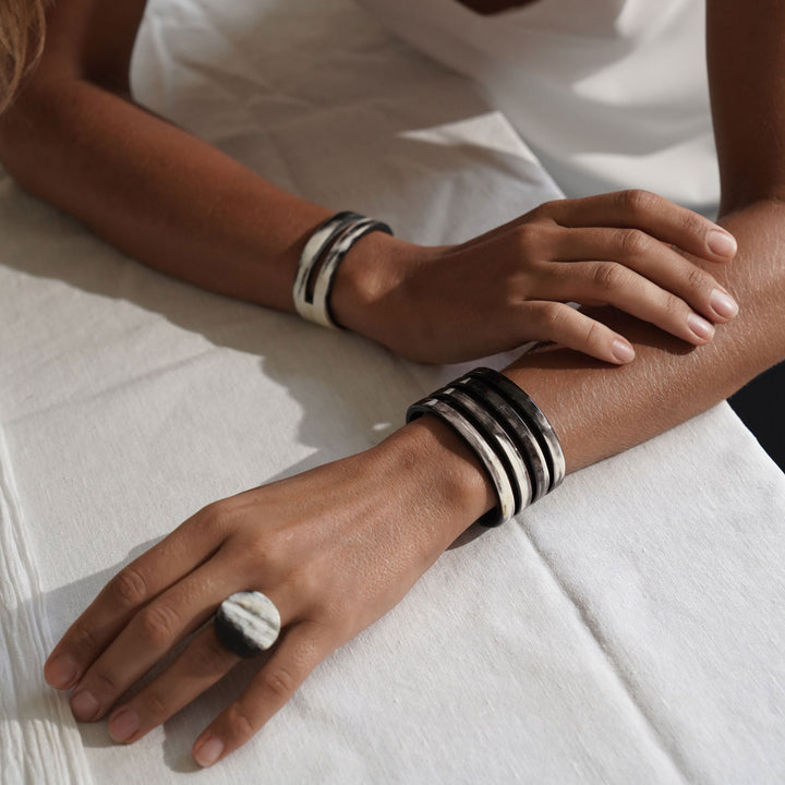 Round horn ring - Black Natural