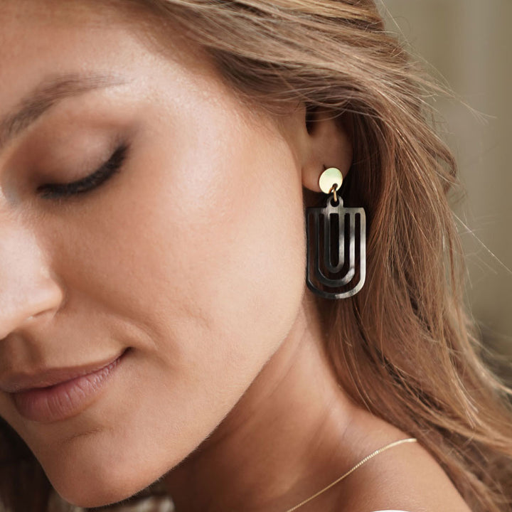 Brown Natural horn cut-out chandelier earrings - Gold