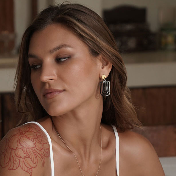 Black horn cut-out chandelier earrings - Gold