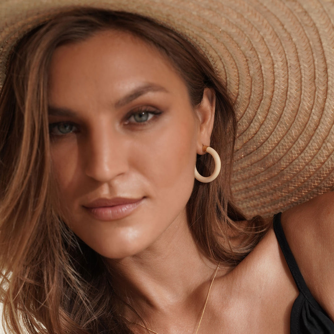 Small White Wood rounded hoop earring - Gold plate