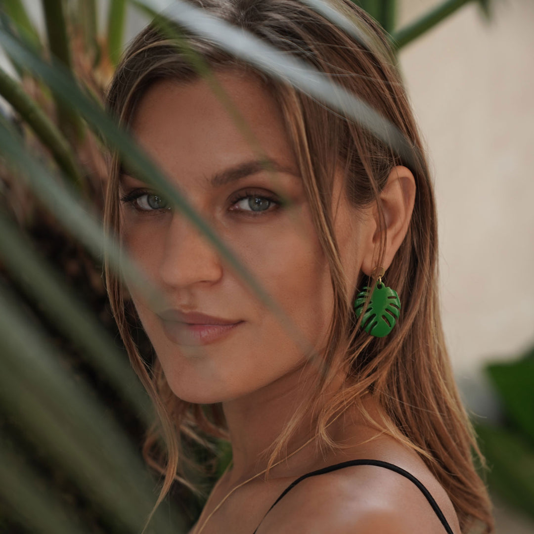 Green horn tropical leaf earring - Gold