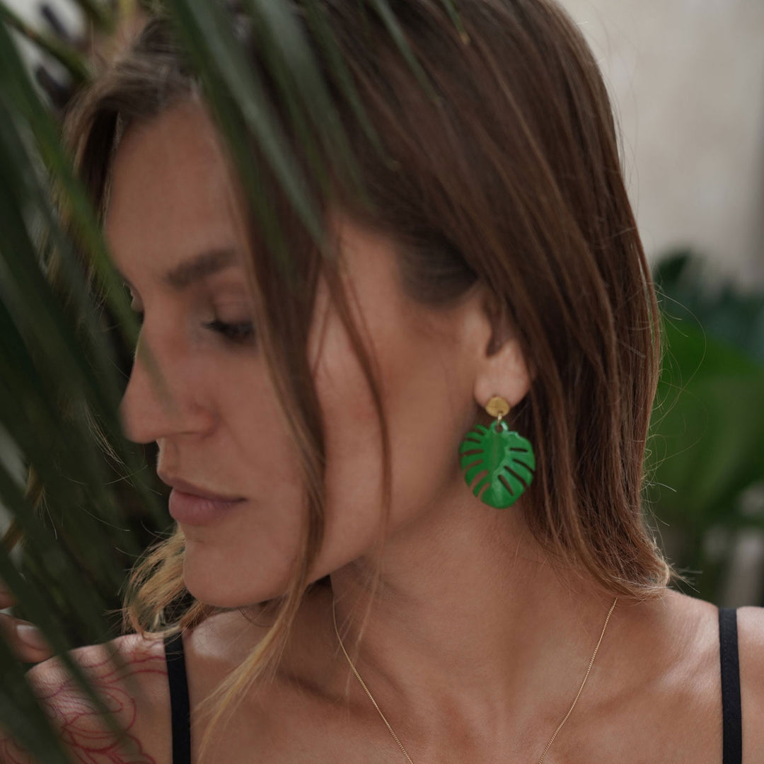 Green horn tropical leaf earring - Gold