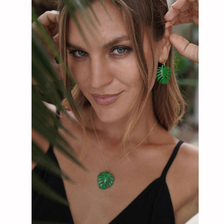 Green horn palm leaf pendant - Gold