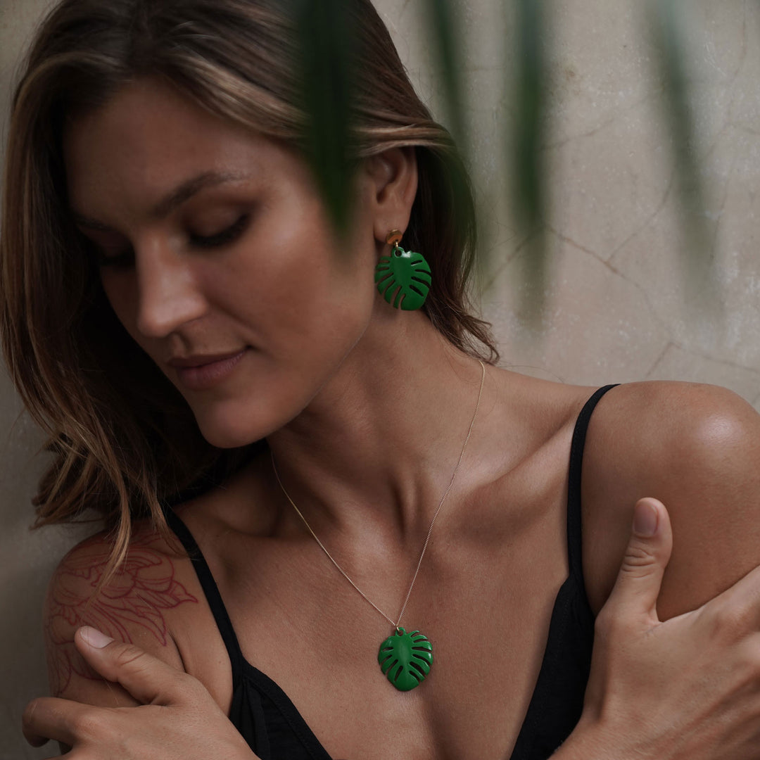Green horn tropical leaf earring - Gold