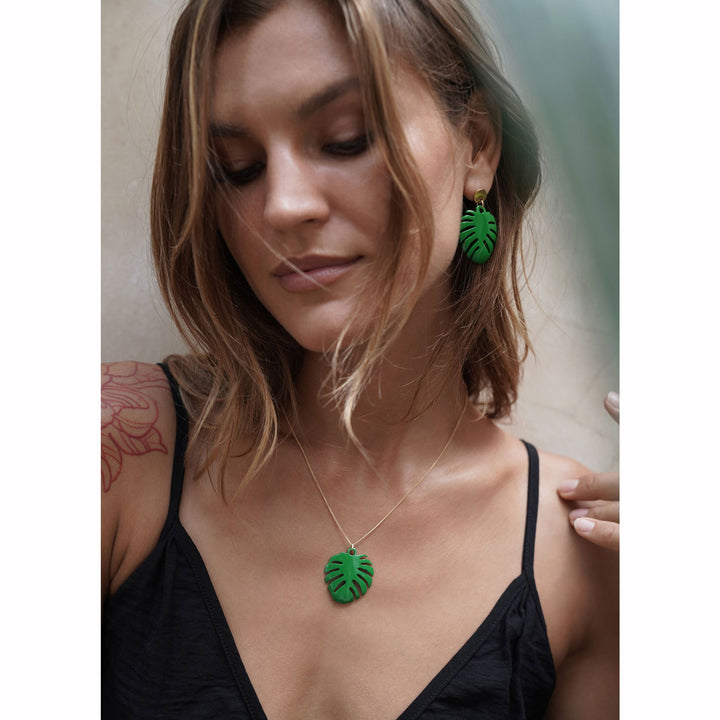 Green horn tropical leaf earring - Gold